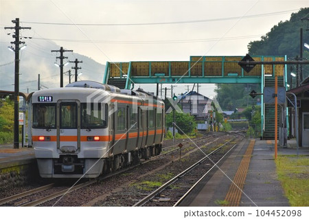 當地列車(JR東海機羽25型柴油車)雨後停在三瀨谷站 當地列車(JR東海機羽25型柴油車)雨後停在三瀨谷站 104452098