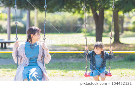 父母和孩子在公園玩耍 104452121