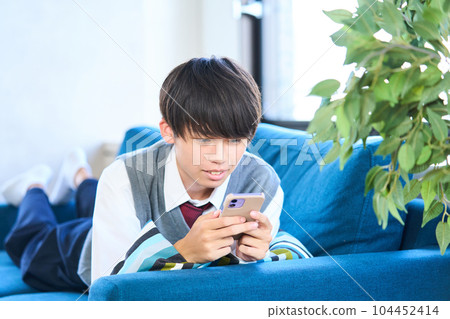 制服、客廳、智能手機的男性初中生 制服、客廳、智能手機的男性初中生 104452414
