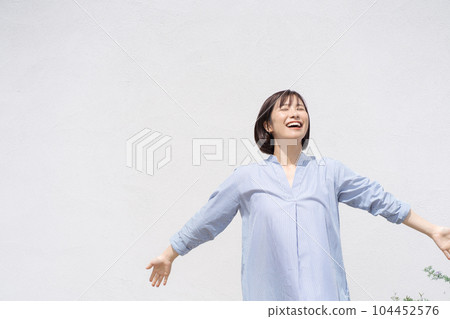 一個女人深呼吸的肖像 104452576