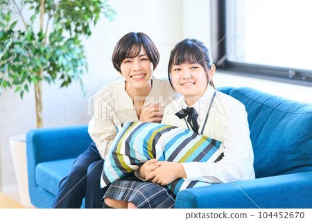 Female junior high school student Young mother Commemorative photo 104452670