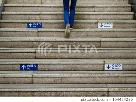 人們在車站的樓梯上行走 104454280