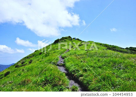Hachijo Fuji, the mountaintop near heaven Hachijo Fuji, the mountaintop near heaven 104454953