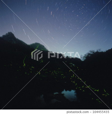 雨季晴朗的夜晚，星空下源氏螢火蟲翩翩起舞 104455435