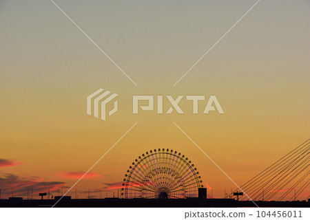 Evening view of Mt. Tempozan, Minato Ward, Osaka City 104456011