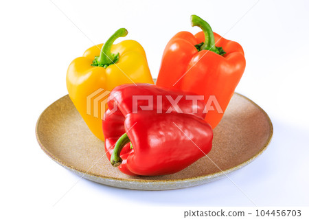 盤子裡的三種顏色的辣椒粉 104456703