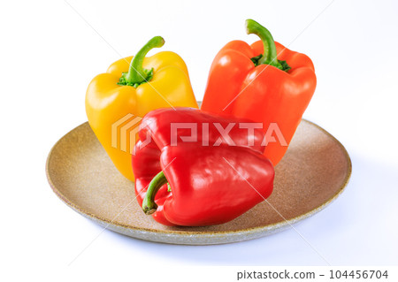 盤子裡的三種顏色的辣椒粉 104456704