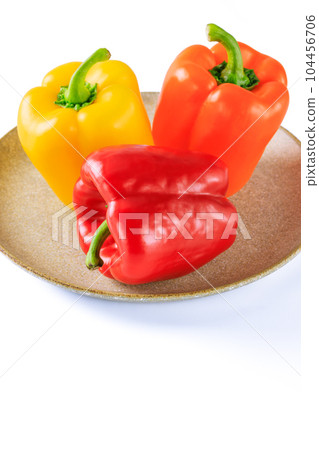 盤子裡的三種顏色的辣椒粉 104456706