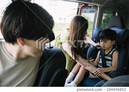 Mom who puts on and takes off the seat belt of a child sitting in a child seat 104456952