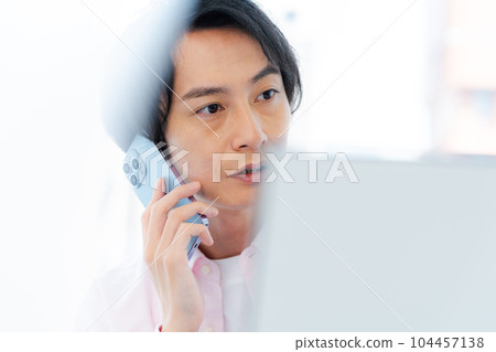 在辦公室工作的商人 104457138
