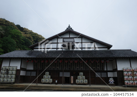 The exterior of the old Konpira Oshibai Kanamaruza in Kotohira, Kagawa Prefecture 104457534