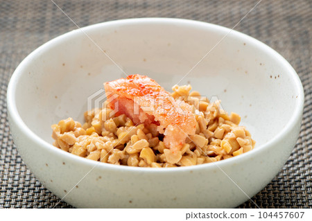 辣味明太子澆在引割納豆上。 辣味明太子澆在引割納豆上。 104457607