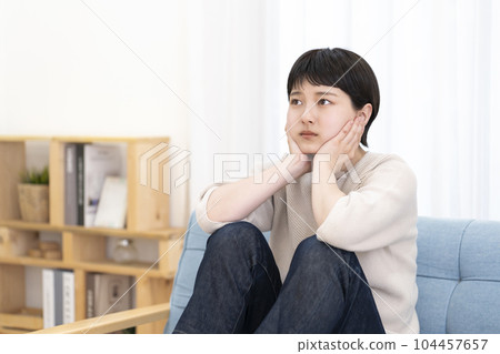 生氣的年輕女子 104457657