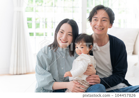 一個微笑的三口之家在家裡度過的時光(家庭、育兒、育兒、嬰兒) 一個微笑的三口之家在家裡度過的時光(家庭、育兒、育兒、嬰兒) 104457826