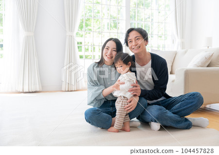 一個微笑的三口之家在家裡度過的時光(家庭、育兒、育兒、嬰兒) 一個微笑的三口之家在家裡度過的時光(家庭、育兒、育兒、嬰兒) 104457828