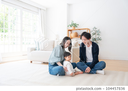 一個微笑的三口之家在家裡度過的時光（家庭、育兒、育兒、嬰兒） 104457836