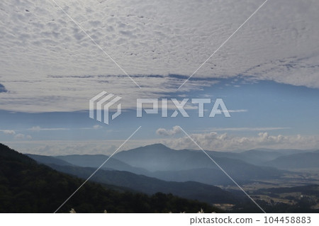 秋天的山景和鱗片雲彩在天空中舞動 秋天的山景和鱗片雲彩在天空中舞動 104458883