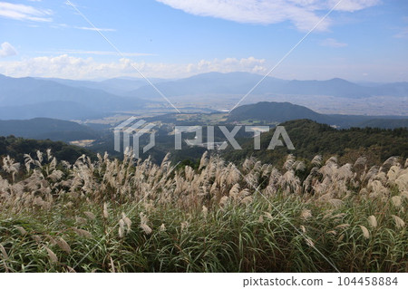 秋季山區的潘帕斯草、山和天空的和諧 秋季山區的潘帕斯草、山和天空的和諧 104458884