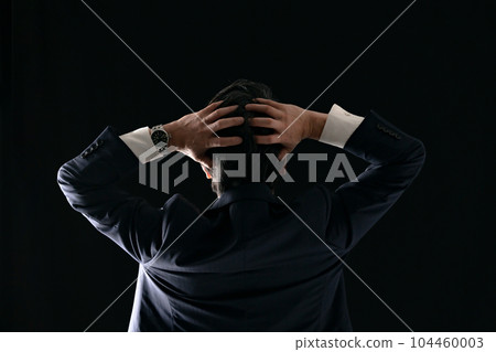 一個男人抱著他的頭 商業 104460003