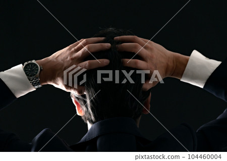 一個男人抱著他的頭 商業 104460004