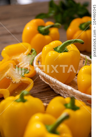 辣椒粉黃色(辣椒粉)樹皮背景 辣椒粉黃色(辣椒粉)樹皮背景 104460345