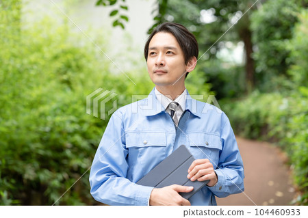 Men in work clothes, fresh green park 104460933