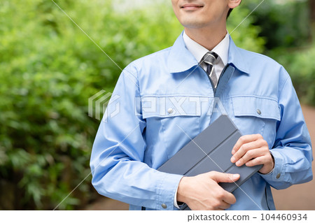 穿工作服的男人，新鮮的綠色公園 104460934