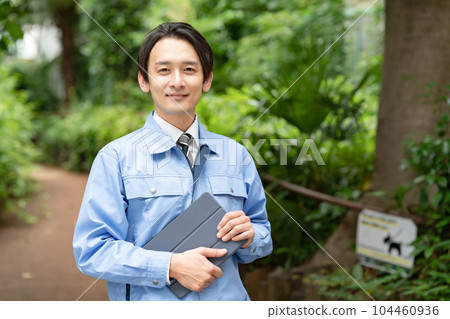 Men in work clothes, fresh green park 104460936