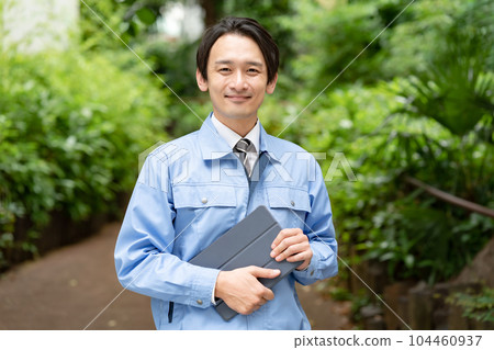 穿工作服的男人，新鮮的綠色公園 104460937