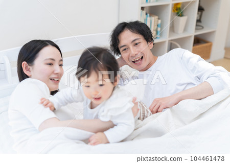 Parents who put the baby to sleep on the bed (family, family, parent and child, sleep) 104461478