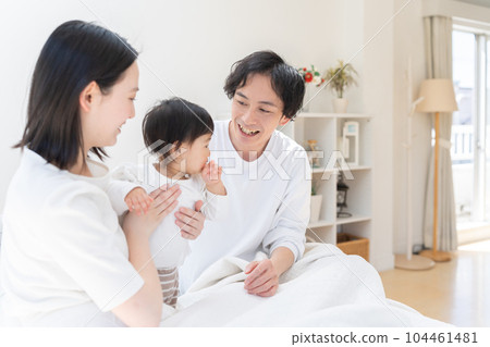 Parents who put the baby to sleep on the bed (family, family, parent and child, sleep) Parents who put the baby to sleep on the bed (family, family, parent and child, sleep) 104461481