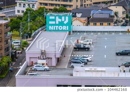 日本橫濱的城市景觀,俯瞰港北新城新綠地中的室內用品商店 日本橫濱的城市景觀,俯瞰港北新城新綠地中的室內用品商店 104462168