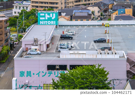 日本橫濱的城市景觀，俯瞰港北新城新綠地中的室內用品商店 104462171