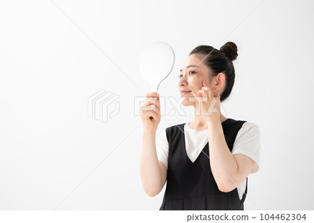 Women suffering from skin trouble 104462304