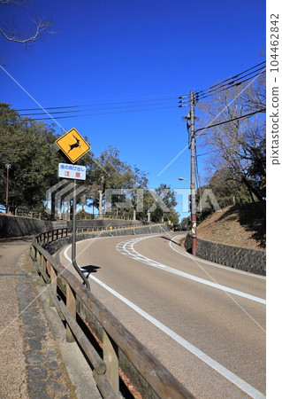 奈良公園鹿跳出的警告標誌 104462842