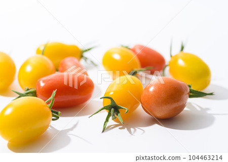 Red and yellow mini tomatoes (Aiko) Red and yellow mini tomatoes (Aiko) 104463214