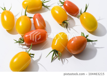 Red and yellow mini tomatoes (Aiko) Red and yellow mini tomatoes (Aiko) 104463215