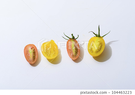 Cross section of yellow and red mini tomatoes (icon) Cross section of yellow and red mini tomatoes (icon) 104463223