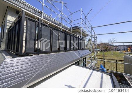 房屋裝修房屋正在進行外牆粉刷和更換屋頂 104463484