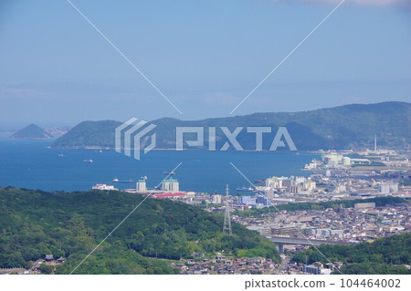 從香川縣青山眺望坂出市、五色台和大槌島 104464002