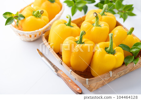 辣椒粉黃色（辣椒粉）白色背景 104464128