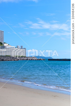 從熱海海灘拍攝的海岸和大海 從熱海海灘拍攝的海岸和大海 104464196