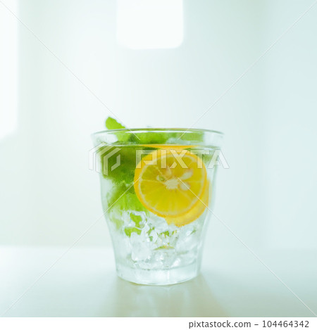 透明玻璃杯，配有排毒水或莫吉托，檸檬和薄荷葉漂浮在冰水中 — 104464342