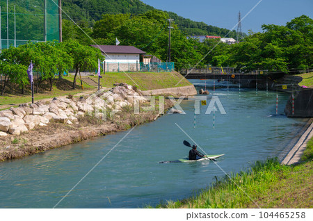 練習皮划艇的人 104465258