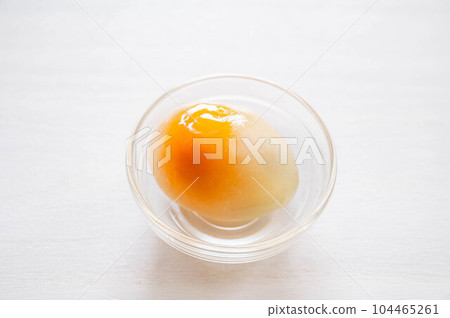 frozen eggs 104465261