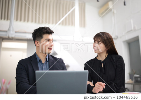商界人士在會議上聊天 商界人士在會議上聊天 104465516