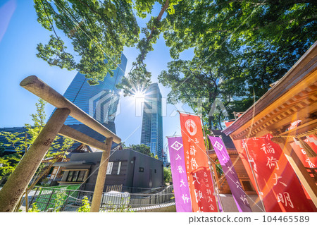 The cityscape of Tokyo in Japan, overlooking Azabudai Hills, Hachiman Shrine, Jinma Shrine, Inari Shrine, etc. 104465589