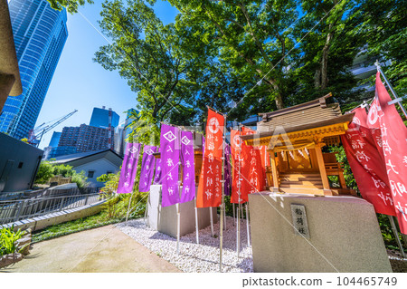 日本東京城市景觀靠近麻布台山，俯瞰八幡神社的金馬神社和稻荷神社 104465749