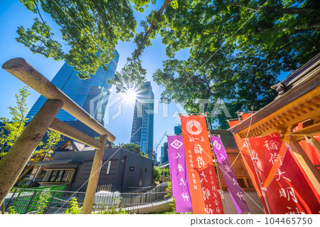 日本東京的城市景觀,俯瞰麻布台之丘、八幡神社、金馬神社、稻荷神社等。 日本東京的城市景觀,俯瞰麻布台之丘、八幡神社、金馬神社、稻荷神社等。 104465750