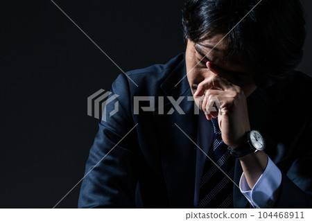 男性商人擔心工作 104468911